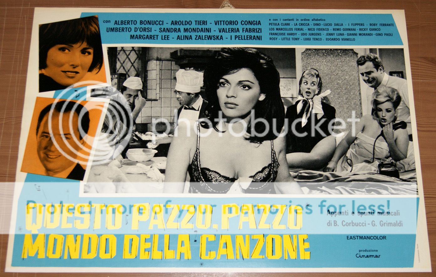 set completo 8 fotobuste originali QUESTO PAZZO PAZZO MONDO DELLA